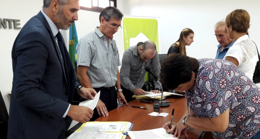 Lezama: Más familias del distrito firmarán el título de su vivienda 