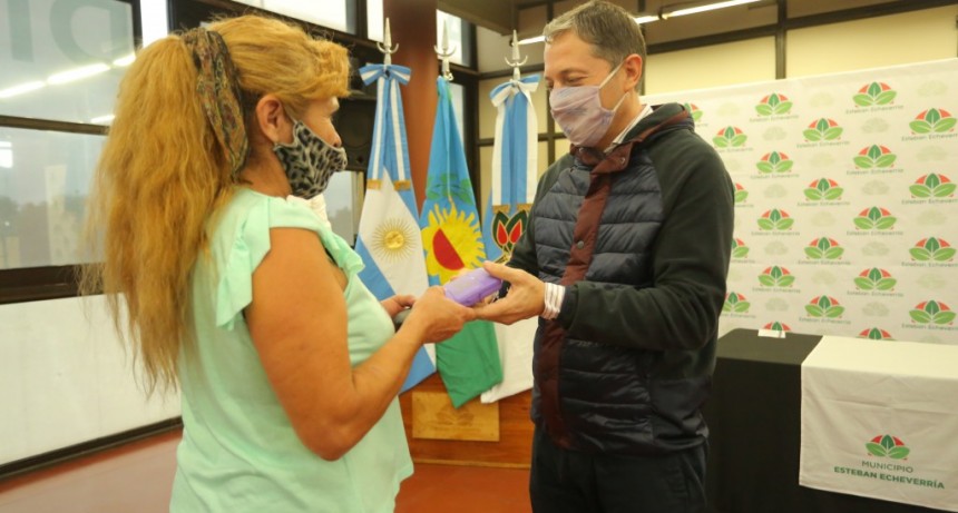 E. Echeverría: Fernando Gray realizó una nueva entrega de anteojos a vecinas y vecinos 