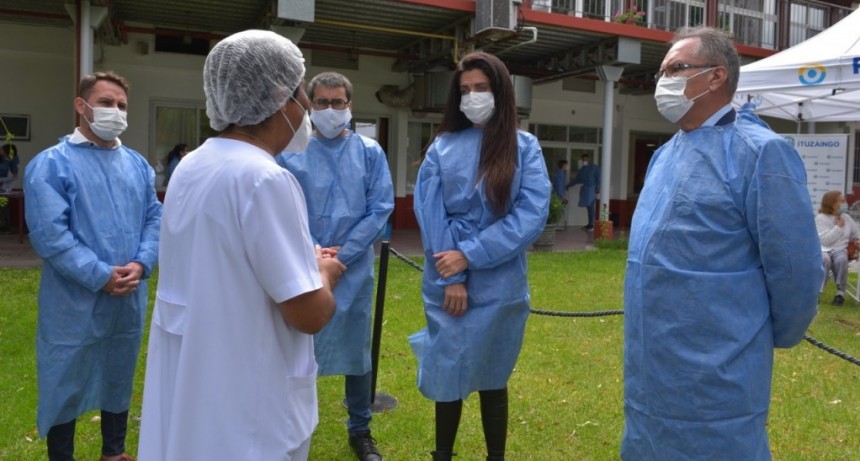 Ituzaingó: Descalzo y Volnovich visitaron el operativo de vacunación 