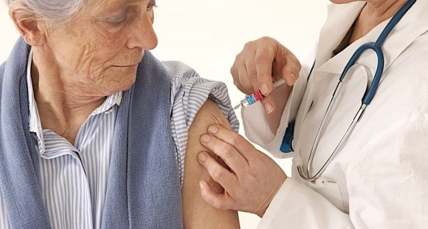 S. A. de Giles: Aplicaron la segunda dosis a residentes del Geri&aacute;trico