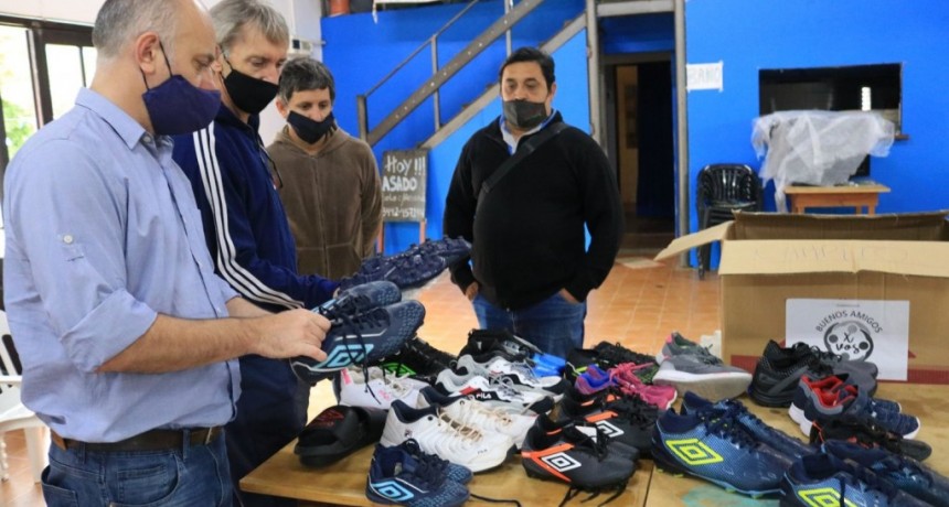 Colón (ER): Se entregaron donaciones de botines a instituciones deportivas 
