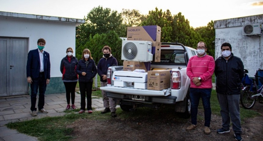 Alem: El intendente Ferraris entregó dos aires acondicionados en la Unidad Sanitaria de Juan B. Alberdi 