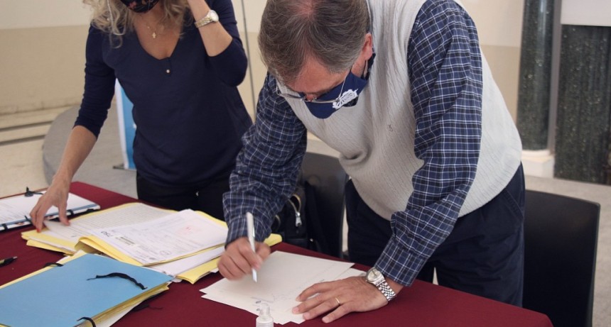 Suipacha: Se firmaron escrituras con vecinos del distrito 