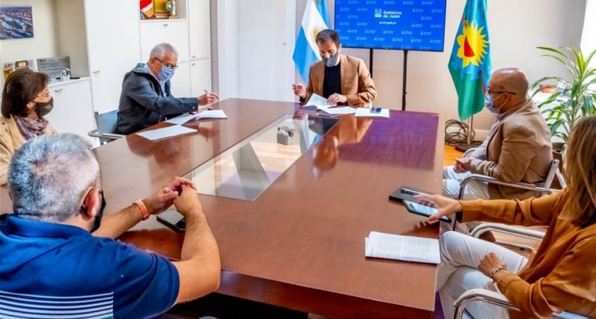 Junín: Petrecca firmó un convenio con La Pequeña Familia