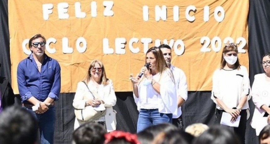 Merlo: Karina Menéndez participó del primer día de clases la Escuela Secundaria N°29