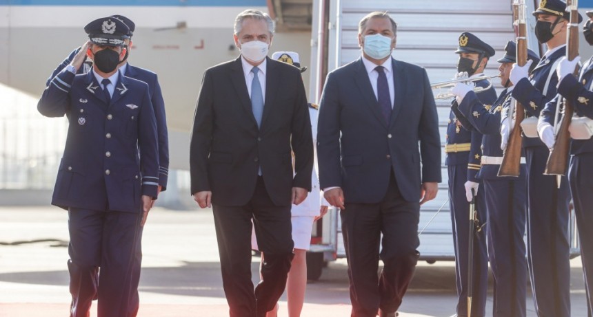 El Presidente arribó a Chile para participar de la ceremonia de traspaso de mando a Gabriel Boric Font