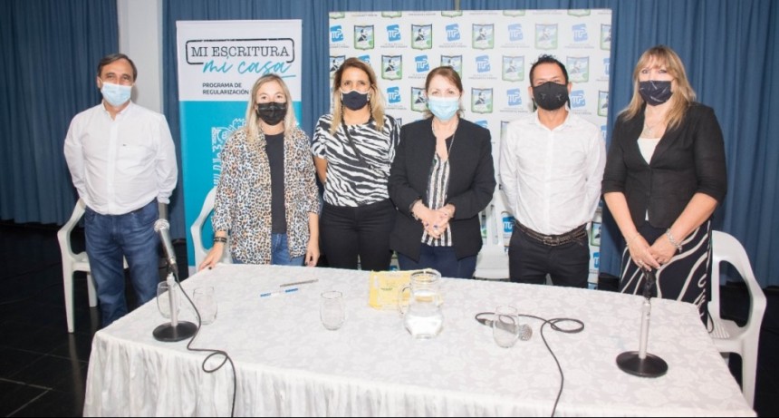 Pte. Perón: La Intendente Cantero presidió acto de firmas de escrituras