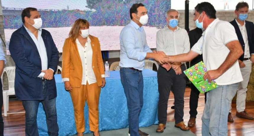 Corrientes: Valdés entregó subsidios a productores afectados por los incendios