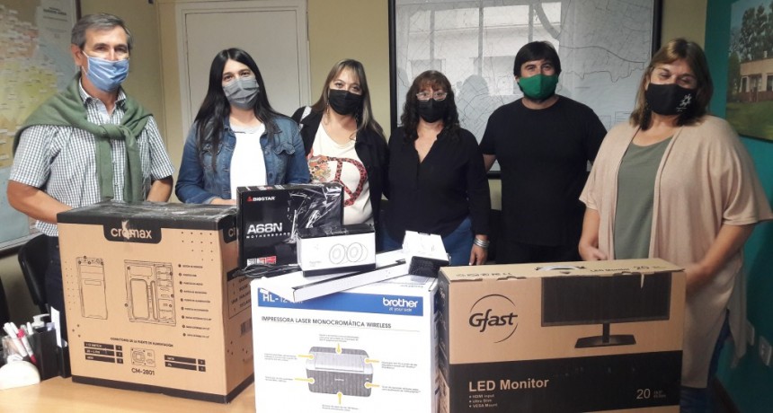 Lezama: EL Intendente Harispe entregó una PC con impresora a la Escuela Primaria 1