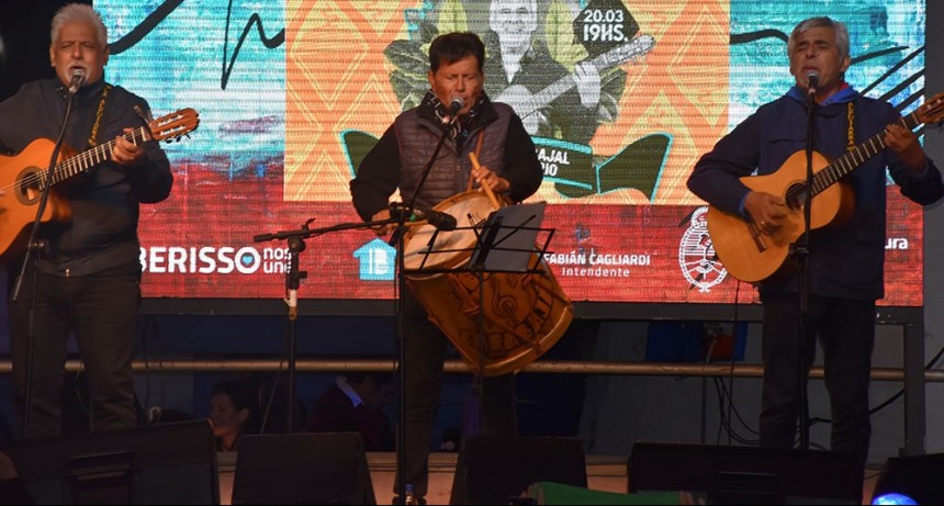 Berisso: Peteco Carabajal se present&oacute; en el ciclo &ldquo;Domingos de Folklore&rdquo;