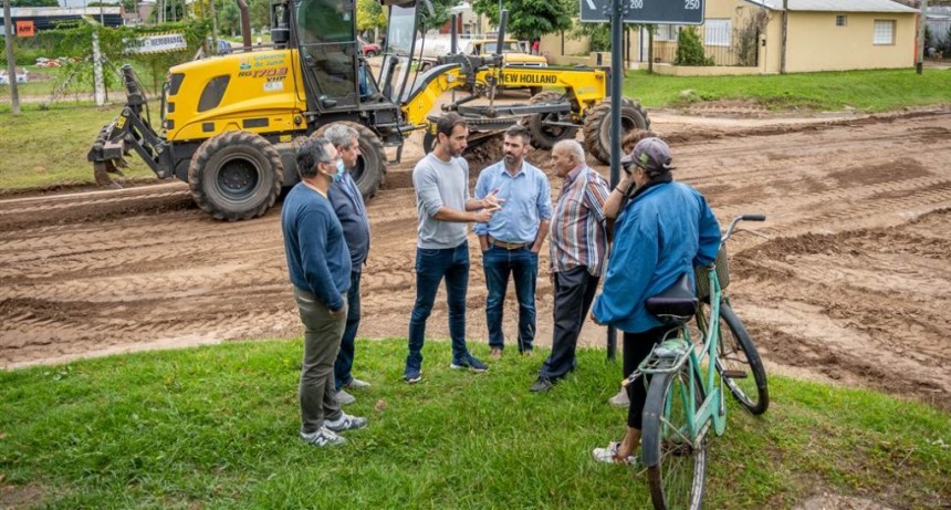 Junín: Petrecca caminó las obras de pavimentación del barrio 11 de Julio 