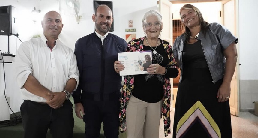 Baradero: El Intendente entregó tablets a jubilados para garantizar el acceso a la conectividad
