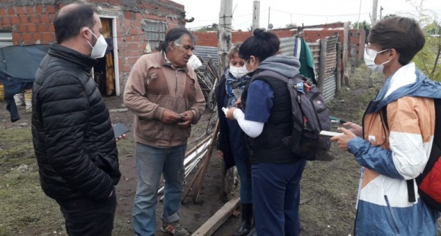 Equipos sanitarios asisten barrios afectados por el temporal en Bahía Blanca