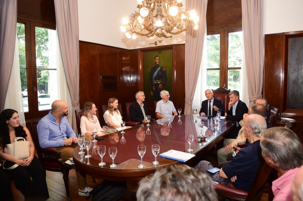 La Plata: Alak firmó los contratos con las empresas e inician los trabajos en la ciudad