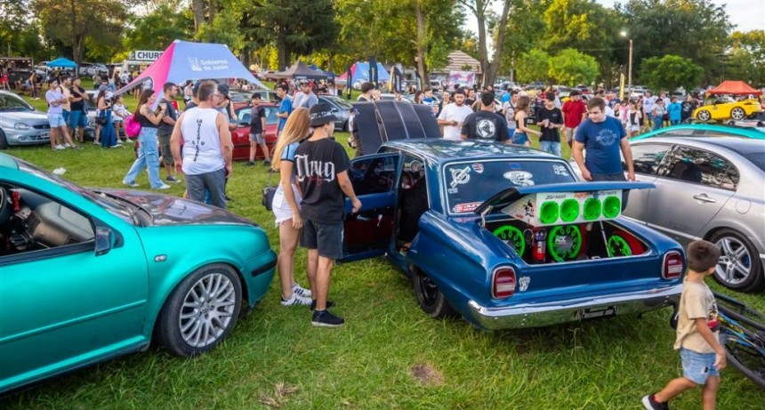 Junín: Una multitud de vecinos disfrutaron de la Expo Show Car en el Parque Natural