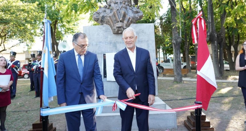 La Plata: Alak inaugur&oacute; el monumento a San Mart&iacute;n en la plaza Rep&uacute;blica del Per&uacute;