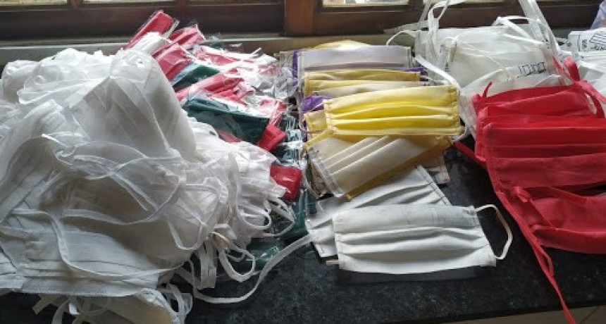 Berazategui: Emprendedores elaboran barbijos de manera voluntaria