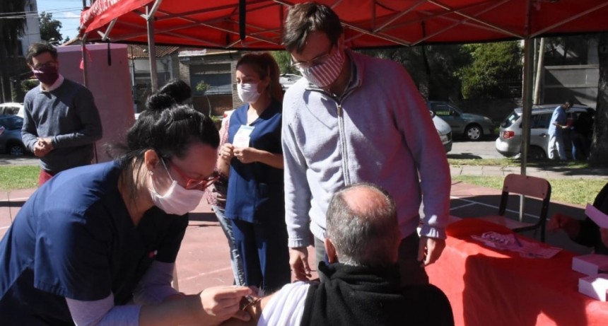 Morón: Lucas Ghi recorrió sedes del operativo de Vacunación Antigripal