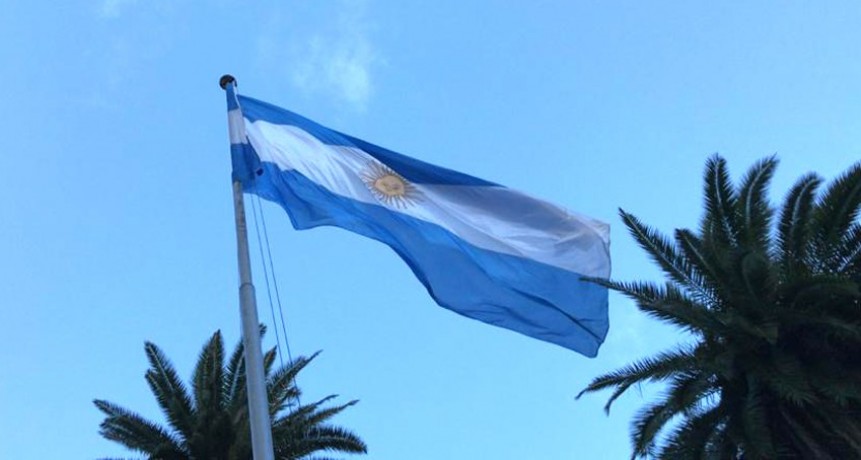 Azul: Ceremonia por el Día del Veterano y de los Caídos en la Guerra de Malvinas