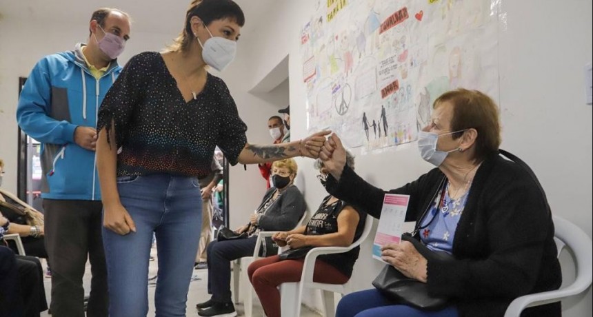 Quilmes: Mayra supervisó la aplicación de vacunas contra el COVID en la nueva etapa de la pandemia 