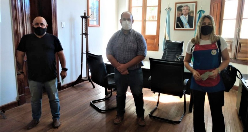 Baradero: El intendente entregó subsidios a instituciones educativas para seguir reconstruyendo las escuelas  