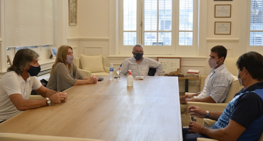 Tigre: Julio Zamora recibió al palista Agustín Vernice tras obtener la clasificación a los Juegos Olímpicos de Tokio 2021