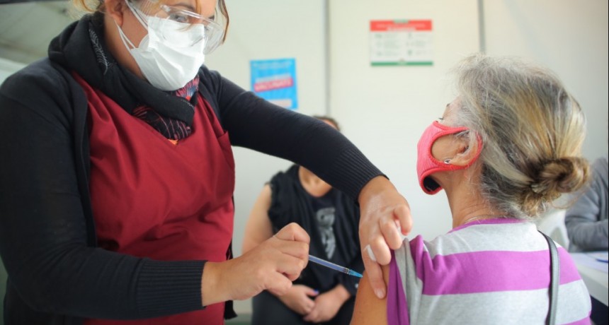 E. Echeverría: Se aplicaron más de 50 mil dosis de la vacuna contra el COVID-19 