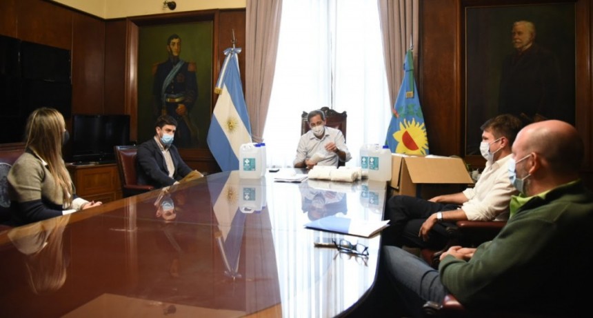 La Plata: Garro recibió a representantes de una droguería nacional, quienes donaron 10 mil barbijos 