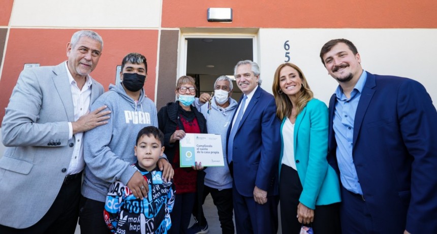 El Presidente entregó viviendas y recorrió el Barrio Azul en Avellaneda