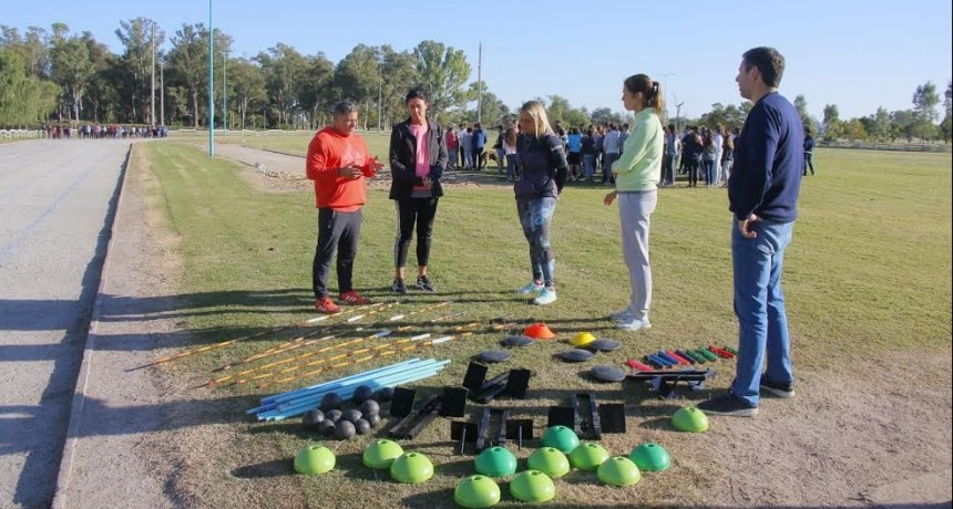 Bolívar: La Dirección de Deportes entregó materiales de atletismo para Instituciones Educativas de distritos 