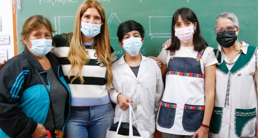 Avellaneda: Magdalena Sierra entregó kits escolares en la Escuela Especial N°501 