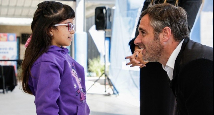 Pilar: Achával participó de una nueva entrega de lentes gratuitos en el distrito 