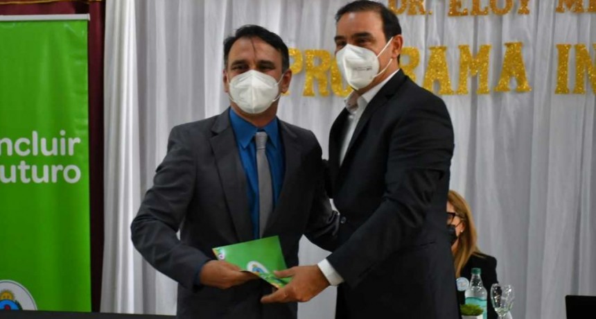 Corrientes: El Gobernador Valdés entregó 1.368 computadoras a establecimientos de Capital