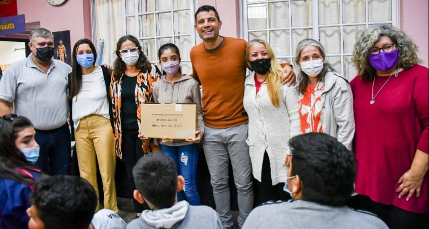 Gral. Rodríguez: Mauro García entregó netbooks en la Escuela Secundaria N° 8 