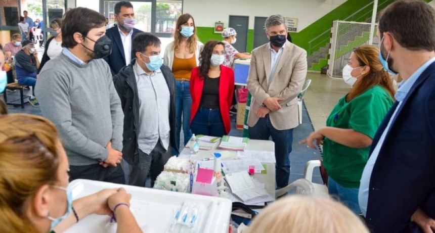 Nicolás Kreplak recorrió un vacunatorio en Hurlingham en la Semana de la Vacunación