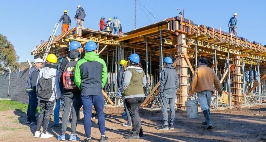 Bolívar: Estudiantes de la Escuela Técnica recorrieron la obra de la Casa de la Provincia 