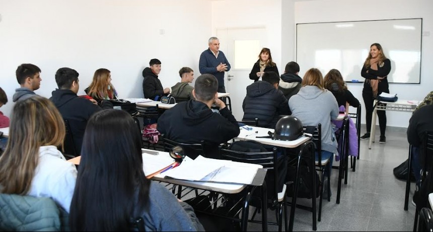 Salliqueló: El Intendente recorrió las aulas y saludó a los alumnos de la Secundaria N°2 