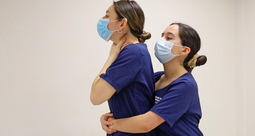 Cómo hacer la maniobra de Heimlich, la técnica que en el 90% de los casos puede salvar una vida