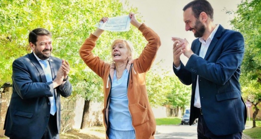 La Provincia entregó 207 escrituras sociales para familias de Hurlingham