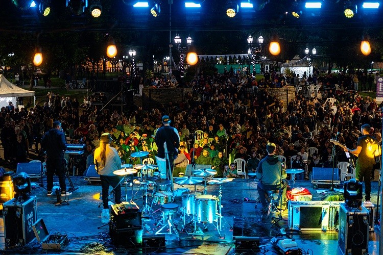Campana: La ciudad recibió al otoño con un evento especial en la Plaza Eduardo Costa