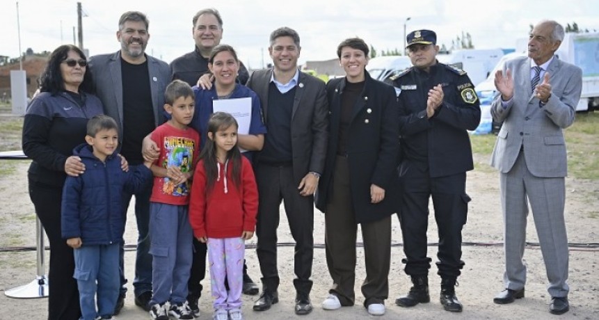 Kicillof entreg&oacute; viviendas a familias de De la Garma