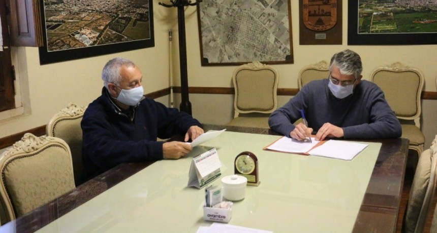 Carlos Puglelli firmó un convenio con el Ente Nacional de Obras Hídricas de Saneamiento 