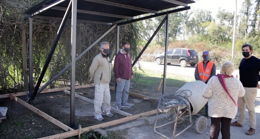 Luján: Construyen un refugio de colectivos pedido por los vecinos del barrio Santa Marta