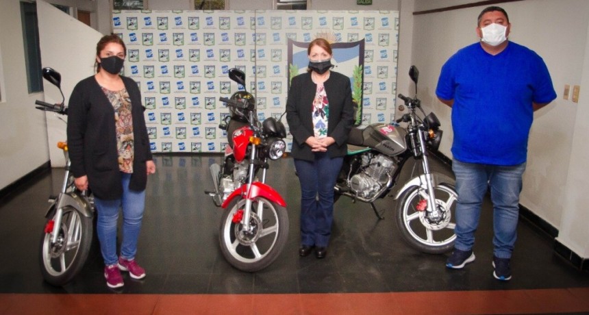 Pte. Perón: La intendenta Blanca Cantero recibió tres motocicletas 0Km donadas por los concejales Federico García y Laura Castillo 