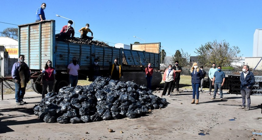 Chivilcoy: Funcionarios municipales visitaron la empresa Magni que embolsará 32.000 kg. de papas donadas