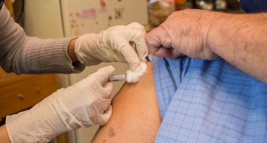 Berazategui: 5000 vecinos recibieron la vacuna antigripal a domicilio