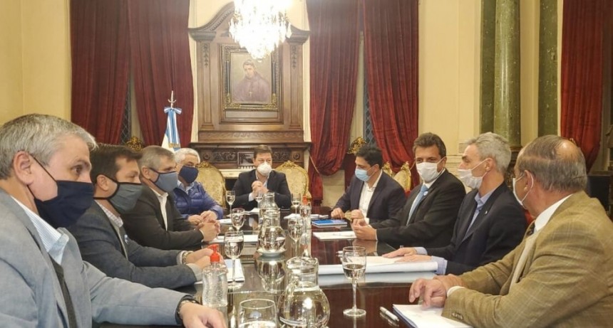 Massa recibió a Salazar junto a los intendentes de Chivilcoy, Rojas, Necochea, Villarino y Tres Arroyos 