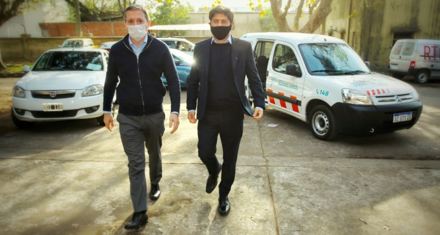 Fernando Gray y Axel Kicillof en la entrega de respiradores para Esteban Echeverría 