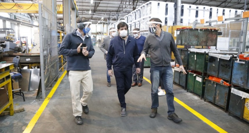 Fernando Moreira recorrió la fábrica Escorial, habilitada para trabajar durante la cuarentena 