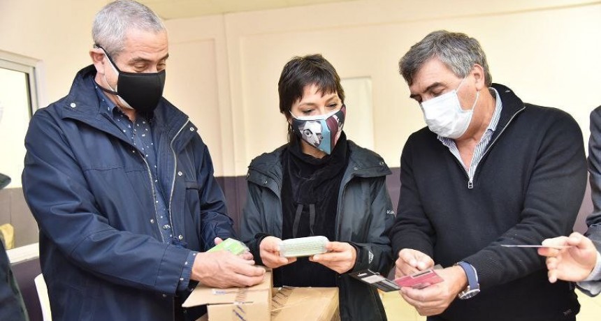 Mayra Mendoza y Jorge Ferraresi recibieron 3000 tarjetas telefónicas para los habitantes de Villa Azul 